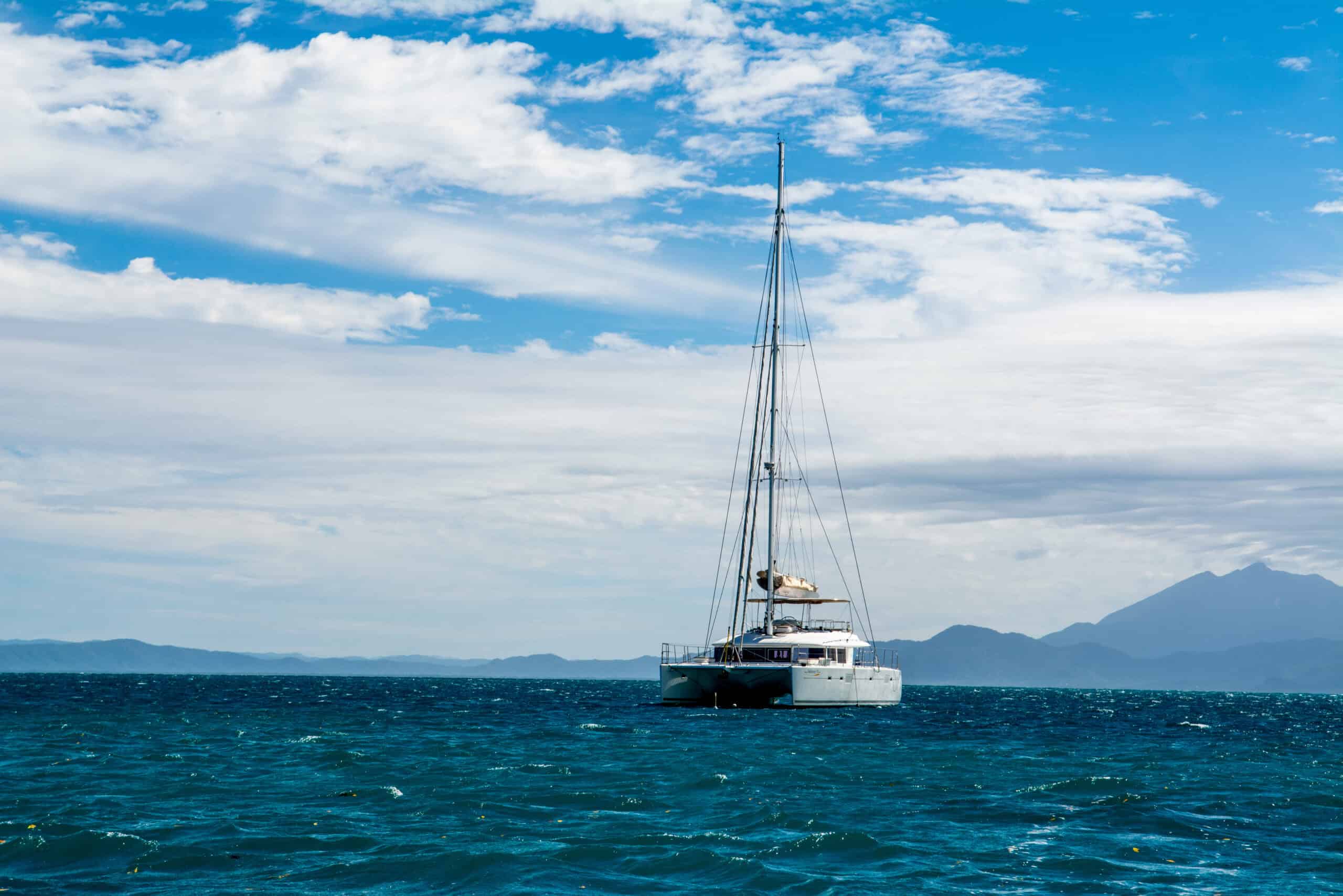 Voilier catamaran sur lequel nous pouvons vous accompagner sur la prise en main.